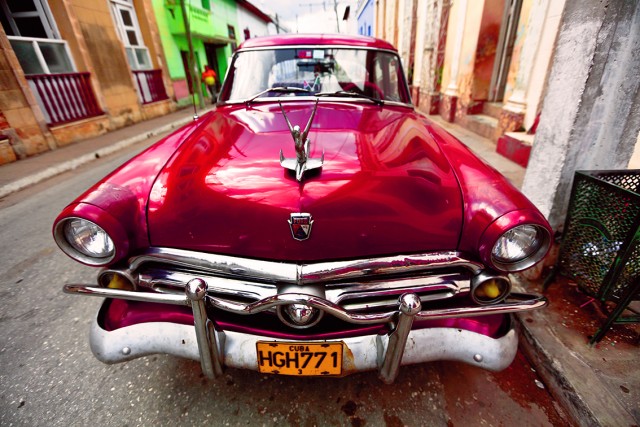 Travel photography Cuba - Vintage Ford